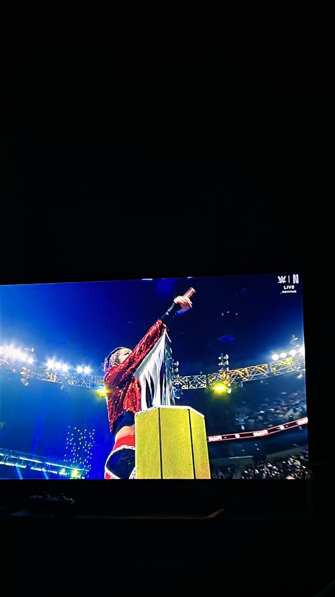 torreymc_'s tweet photo. @itsBayleyWWE better be going to the chamber match! #WWERaw https://t.co/CIslYFbImi