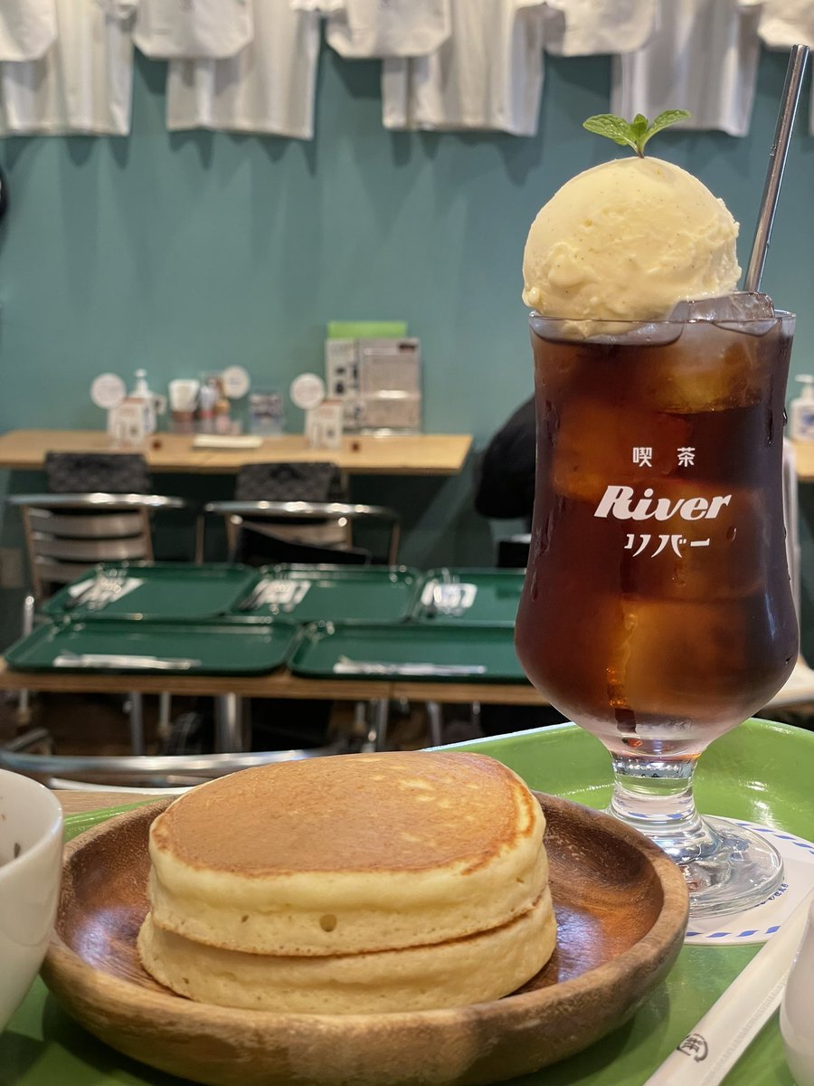 喫茶Riverゆるりと営業しております🥞

当店のホットケーキはご注文いただいてからじっくりと焼き上げております。

クリームソーダやティーフロートのアイスクリームを上に乗っけてお召し上がりいただくのもオススメです😋