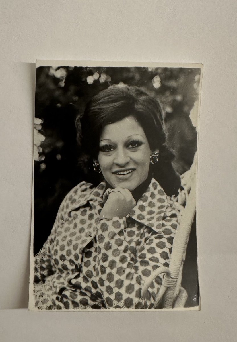 وَمَضَى الْلَّيْل وَمَا حَان رَوَاحْي 
فَانْثَنَى يَطْوِي عَلَى الْحُب جَنَاحَي 

وَدَنَا الْفَجْر فَأُطْلِقَت مَرَاحِي 
ثُم أَخْفَيْت دُمُوْعِي وَجِرَاحِي 

عِنْد صَبَاحِي 

يَا حَبِيْبِي.

#وردة_الجزائرية 
Ya Habibi La Takol Li
Warda Al-Jazairia ‧ 1980