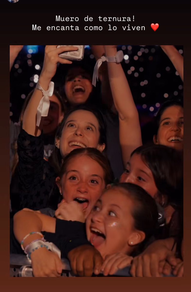 Los fans de la 0GRA viven diciendo que los fans de Shakira son unos ansíanos, me imagino que cuando ven a estos niños disfrutando un clásico de hace más de 30 años que no habla de sexo ni de drogas, se retuercen de rabia.

💋💋