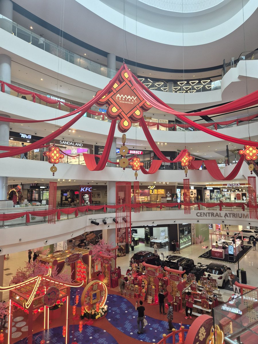 在亚罗士打，农历新年的红火还没褪去，亚罗士打电讯塔（Menara Alor Setar）已经悄然换上了斋戒月的装饰。这就是马来西亚最真实的底色：种族和谐，文化交融。在这里放慢脚步，心情也跟着平静下来。