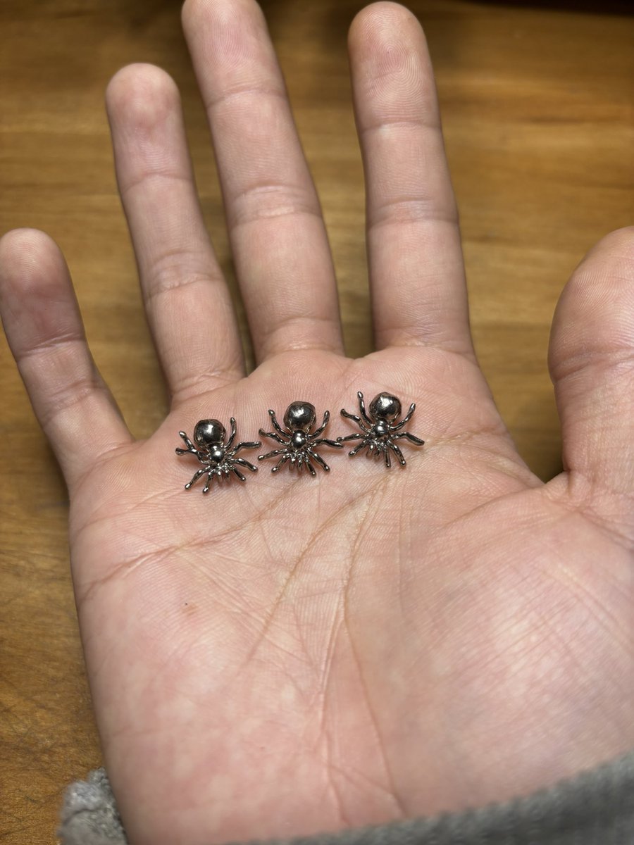 やっと見つけた
こちらが伝説のWAXで戻したかったけど書き方がわからなくてとりあえずWが書いてある欄にチェック入れて戻ってきたホワイトゴールド18kの蜘蛛ちゃんです