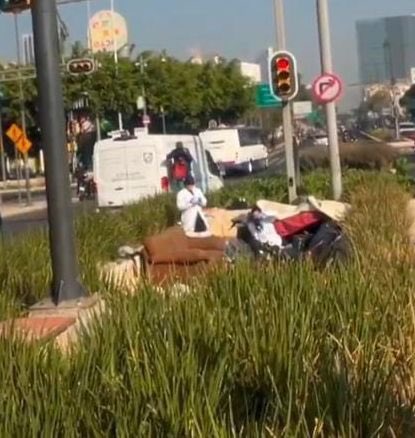 AbejorroMedia's tweet image. 🚨🚨🚨

Esta mañana fue localizada una persona sin vida, aparentemente en situación de calle, sobre el camellón central de Av. #Chapultepec, al cruce con Bucareli, alcaldía #Cuauhtémoc.

Al lugar acudieron elementos de la SSC, quienes acordonaron el lugar para que servicios