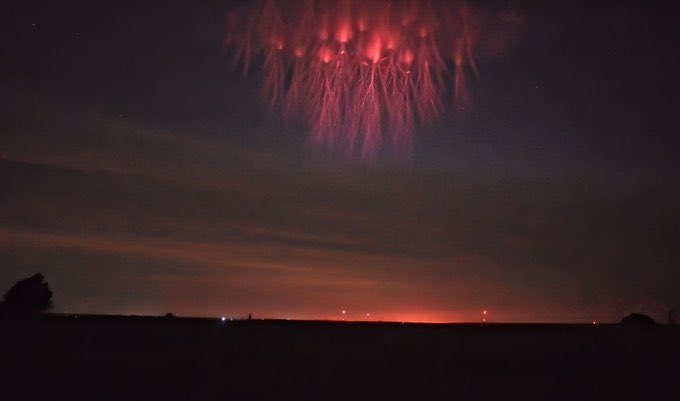 astro4pics's tweet photo. Red sprites https://t.co/AFcTlzw1Pi
