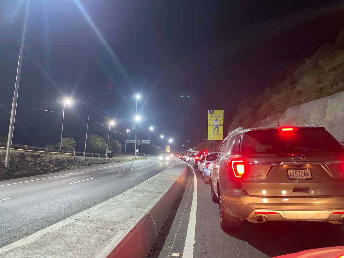 Autopista_GMA's tweet photo. 09:48 p. m. - Fuerte congestionamiento vehicular subiendo La Guaira Caracas a la altura de Ciudad Caribia https://t.co/HgTpwDr4dW