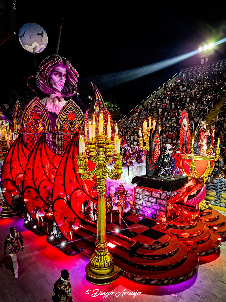 odiegoaraujoo's tweet image. O Doce Vampiro da eterna Rita Lee de Renato Lage para a Mocidade @GRESMIPM 🧛🏼🌟🇳🇬