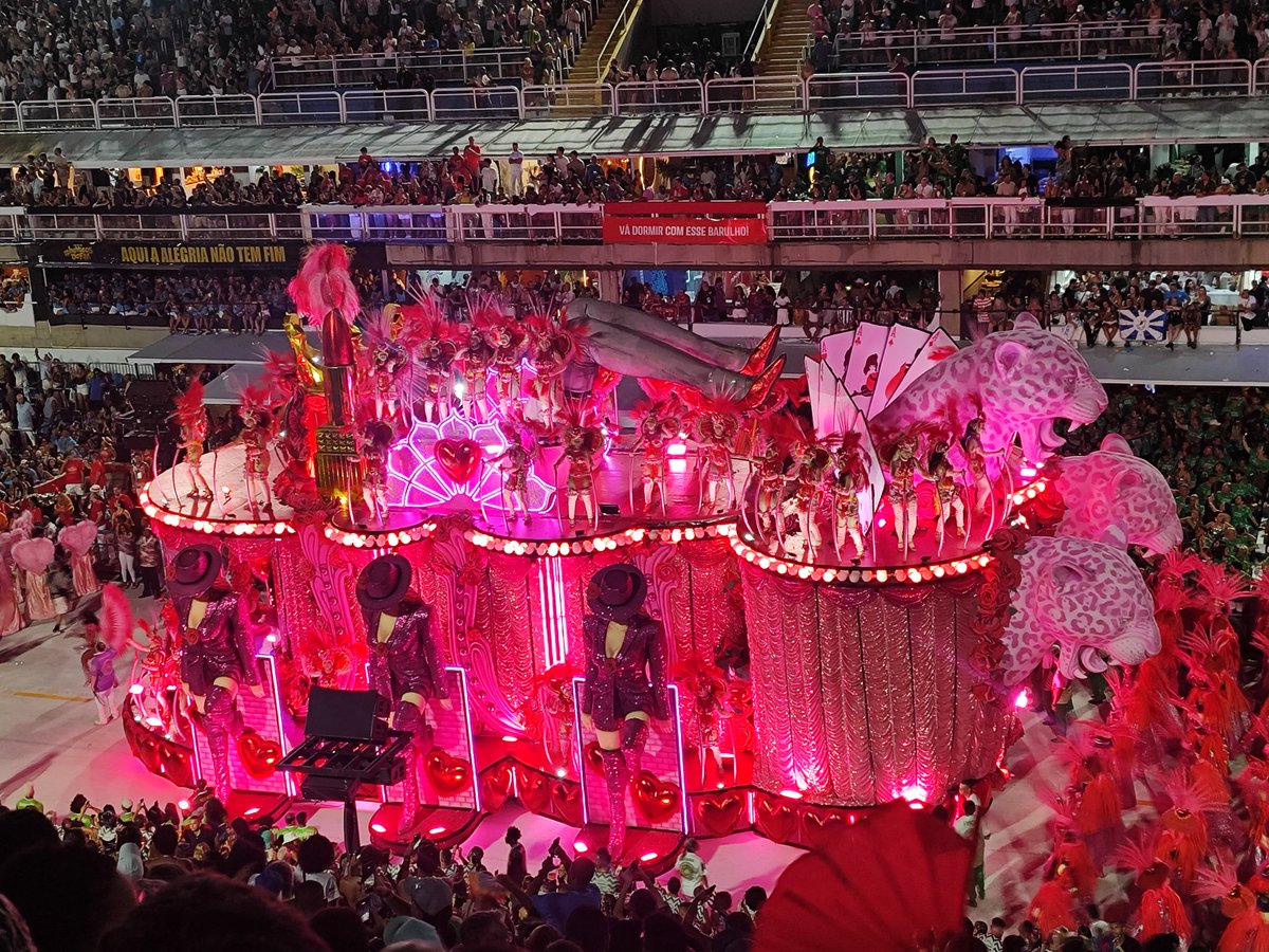 REVOLTADO que esse carro não é o AA da minha Porto da Pedra. Inacreditável.