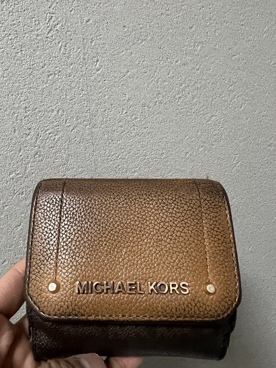 Samnvendr's tweet image. Di Jepang, lo bisa beli dompet Michael Kors bekas cuma 2.000 yen.
Padahal harga aslinya? Sekitar 18.000 yen.
Diskonnya bukan 10%. Bukan 30%. Tapi hampir 90%.
Yang bikin makin absurd:
•Kondisi masih bagus.
•Logo masih kinclong.
•Resleting masih halus.
•Dijual rapi, difoto