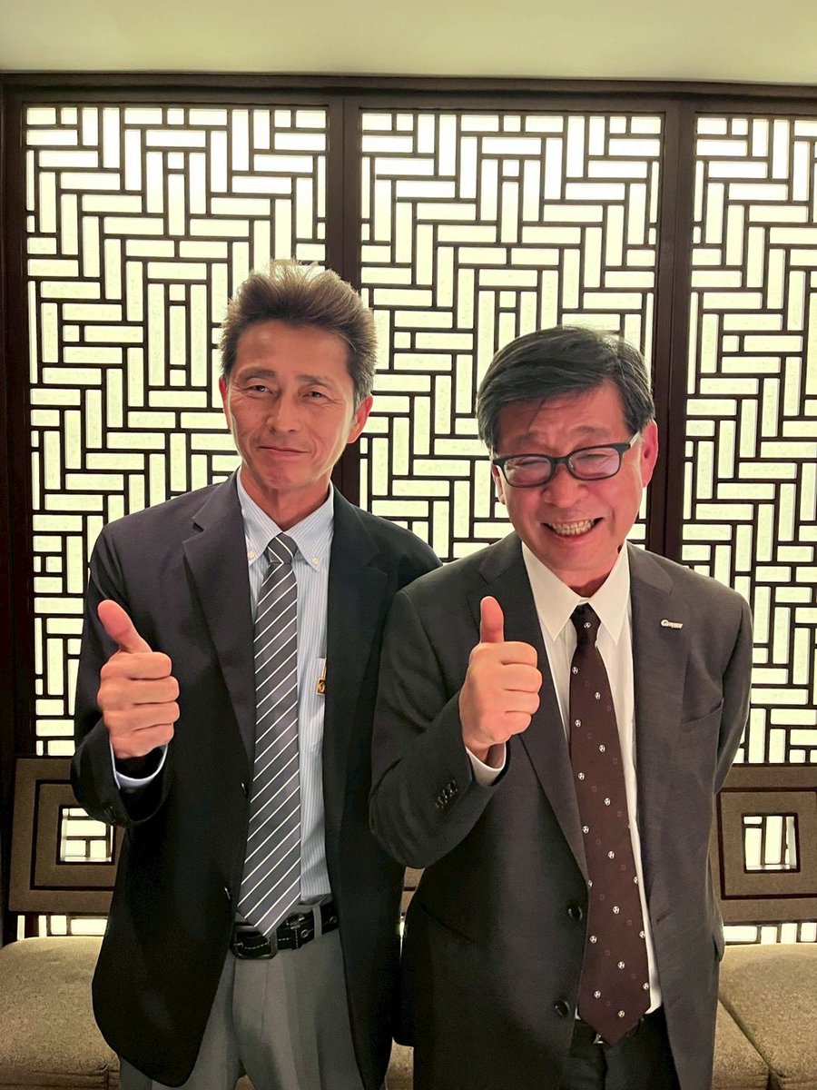 2_fiv's tweet photo. 玉井会長！先日はありがとうございました！娘共々宜しくお願い致します！次は北九州でやりましょう🍺祝い事めでたいめでたい！写真許可頂いています。#ギラヴァンツ北九州 https://t.co/H79ebcRmhX