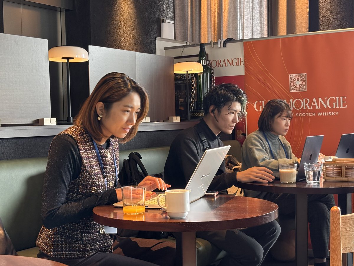 こちらの3人、こんなに楽しそう。いったいどんな話してるのかな😊。と思ったら３分後にはこんな真面目にお仕事してました。本当に仕事デキる方々です。尊敬🫡
<a href="/CustomerCloudJP/">カスタマークラウド | CUSTOMER CLOUD</a>