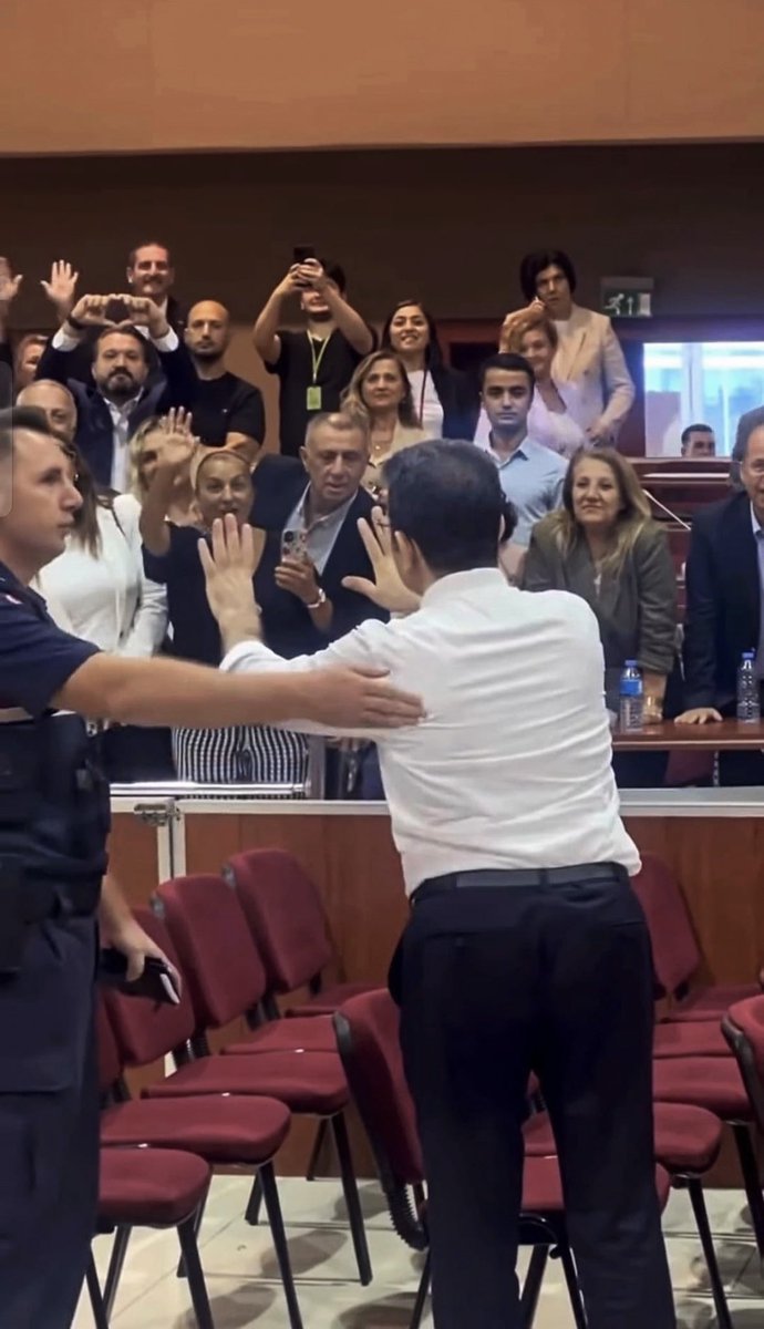 Ekrem İmamoğlu’nun diğer mahkumlardan ne farkı var?

Normal hükümlü kelepçeyle sessiz girer, bu zat duruşmayı mitinge çeviriyor.

Alkış tufanı, Cumhurbaşkanı İmamoğlu sloganları!

Silivri artık İmamoğlu’nun sahnesi mi? 😡

<a href="/adalet_bakanlik/">T.C. Adalet Bakanlığı</a>  
Bu rezalete ne zaman dur diyeceksiniz?