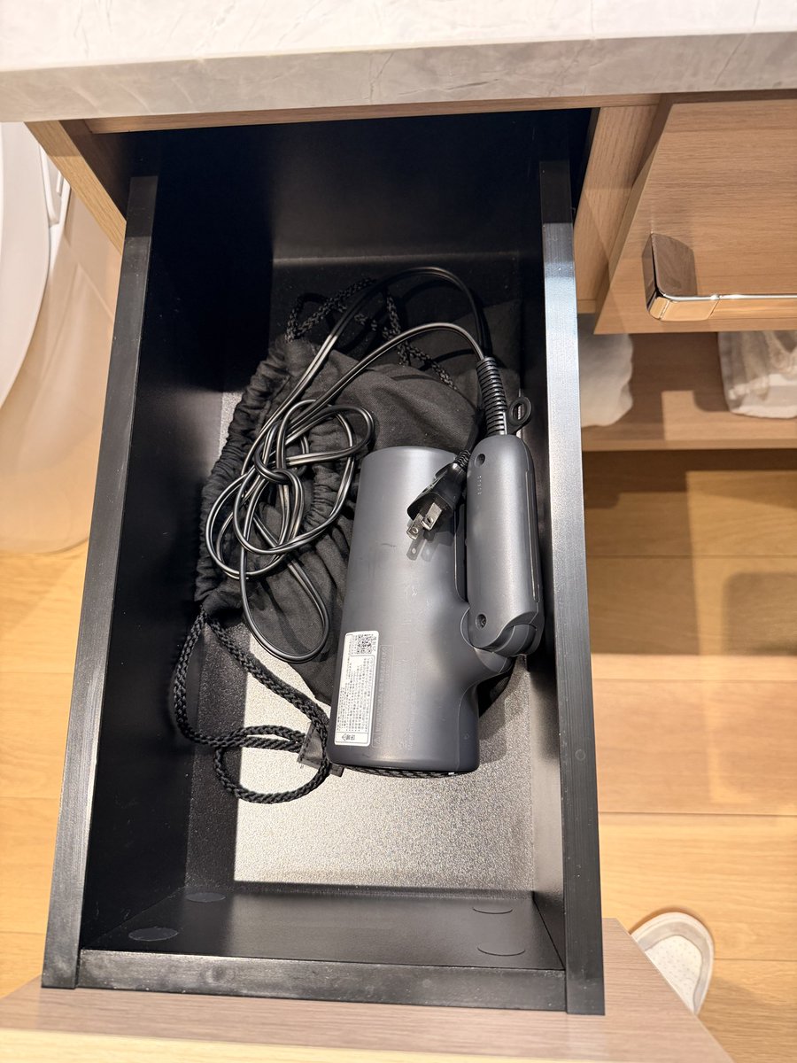 uvwuu's tweet photo. チェックイン直後でこれ
前の宿泊者の飲みかけの水に、使われたまんまのドライヤー😅

ハウスキーピングくらいちゃんとして頂きたい💦 https://t.co/xUidNF0jdS