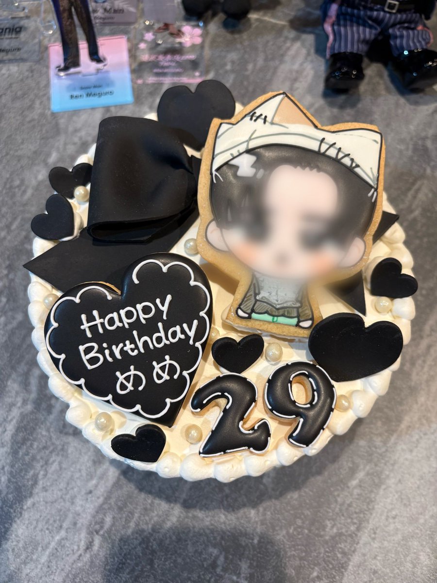 daizylapi's tweet image. 休日すの活

友人共に箱推しなので全員分の誕生日を寿ぎます。
昨日はめめの誕生日。
29歳おめでとう🖤
めめのメンカラ黒に毎年悩んでいたけれど、ケーキは一年通しで同じデザインにしよう！ ということになり、推し活部屋Blackを早めに押さえて。
推しカラードリンクがあるのもめっちゃ助かる(笑)