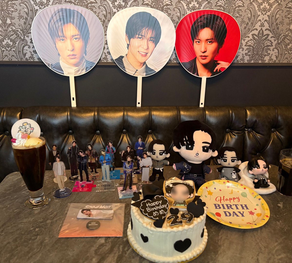 daizylapi's tweet image. 休日すの活

友人共に箱推しなので全員分の誕生日を寿ぎます。
昨日はめめの誕生日。
29歳おめでとう🖤
めめのメンカラ黒に毎年悩んでいたけれど、ケーキは一年通しで同じデザインにしよう！ ということになり、推し活部屋Blackを早めに押さえて。
推しカラードリンクがあるのもめっちゃ助かる(笑)