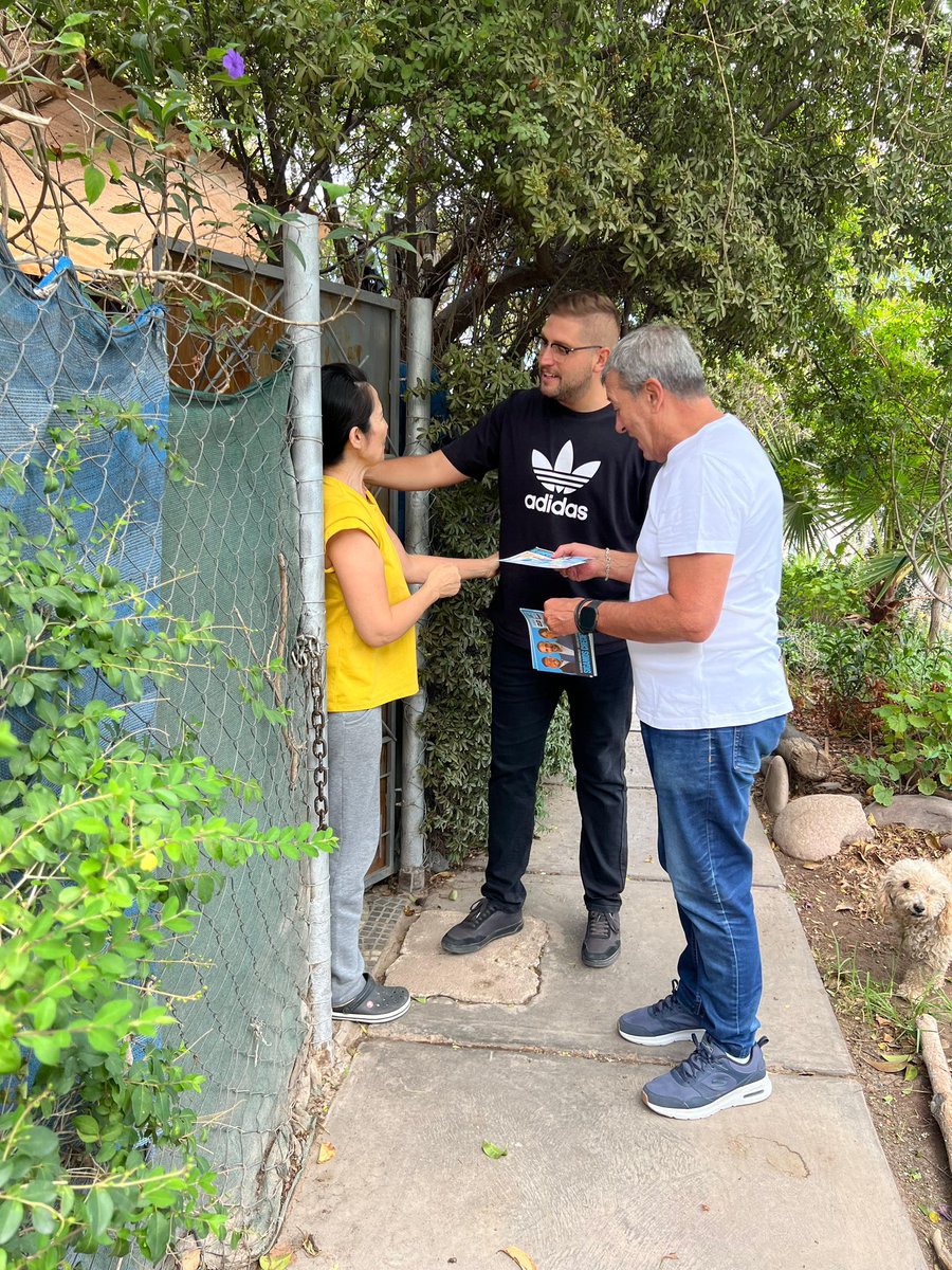 AdolBermejo's tweet photo. Hoy con nuestros candidatos de #MaipúCrece visitamos distintos barrios para seguir escuchando a los vecinos. Estos jóvenes del equipo del intendente tienen demostrada experiencia de gestión municipal. 
Lo que funciona, se cuida.
Sigamos haciendo que Maipú crezca. https://t.co/PYRUkebjqk