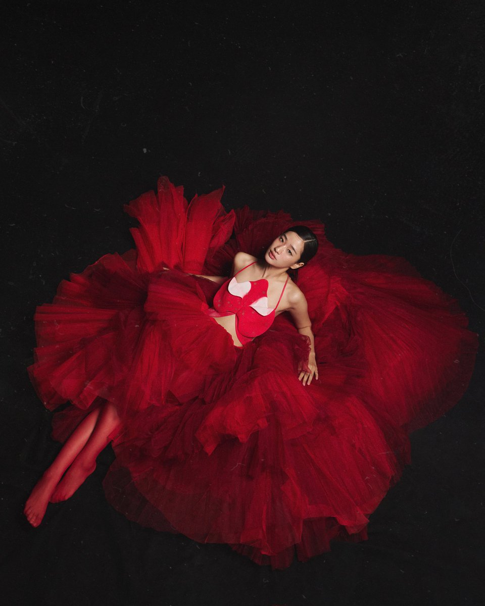 ได้ถ่ายตูแบบเล่นใหญ่สุดๆสักที โจทย์คือดอกไม้/สีแดง/ตู อยากให้เป็นอะไรที่ดูจีน สำหรับCNY โดยไม่ต้องแต่งชุดจีน เลยให้ตูเป็นดอกไม้แทน ได้ชุดจากแอลลี่มา แอลมองเป็นกล้วยไม้ เลยเอาไปพ่นสีให้ จับกับกระโปรงยักษ์ที่พอนั่งซีลูเอทก็เหมือนดอกไม้อีก ส่วนปีเสื้อแถม ไหนๆก็เป็นดอกไม้ละ
#Tontawan