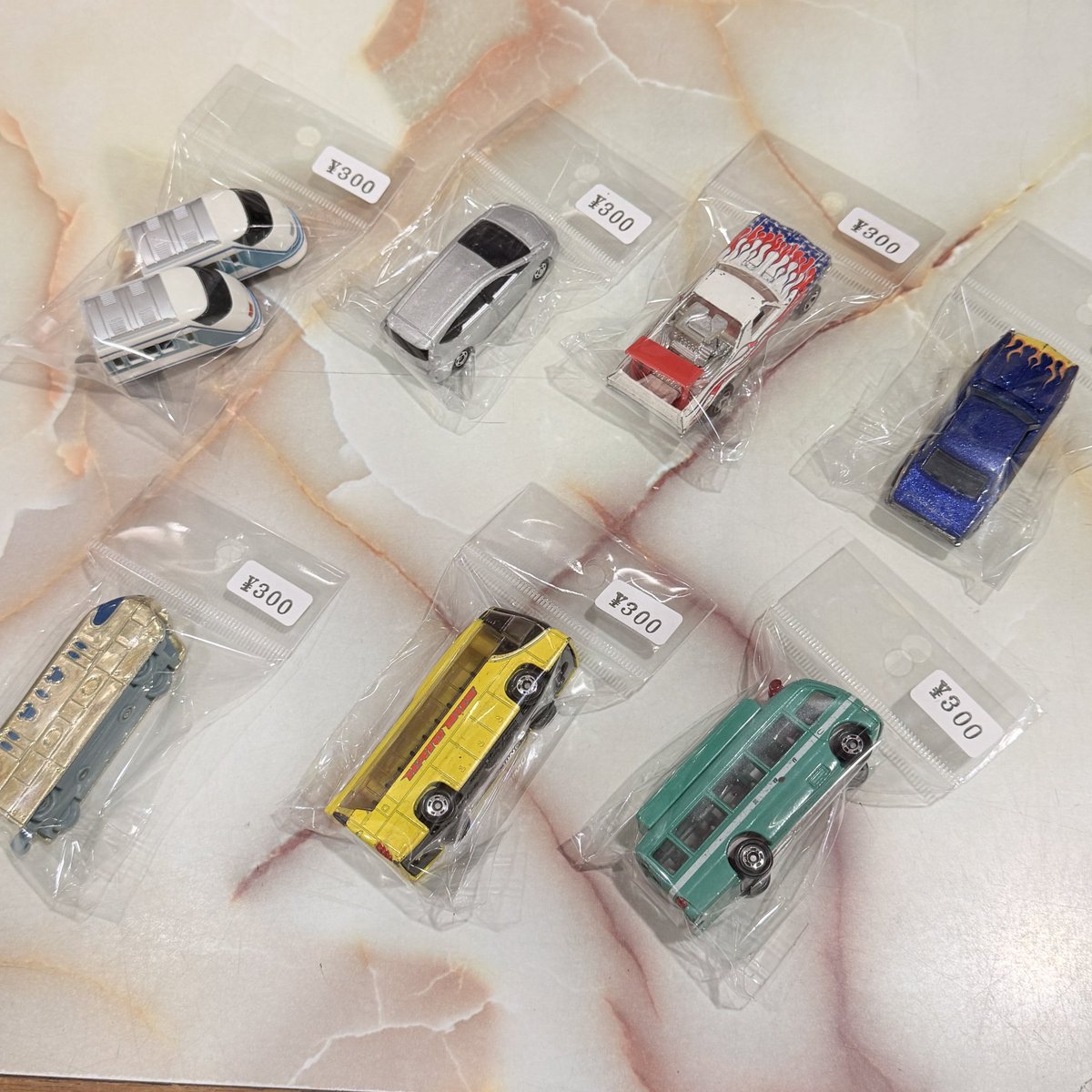 ミニカー トミカ ホットウィール などが入荷してます。 各300円⭕️
