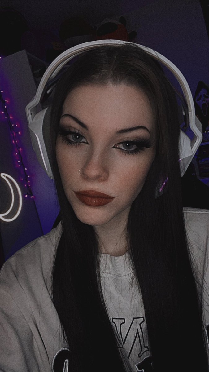 GOTH MOMMY LOOPS 🖤🤍
Catch me Live on Twitch playing 2v8 on DBD!!! ⛓️💀
Twitch.tv/BlackIvyyy