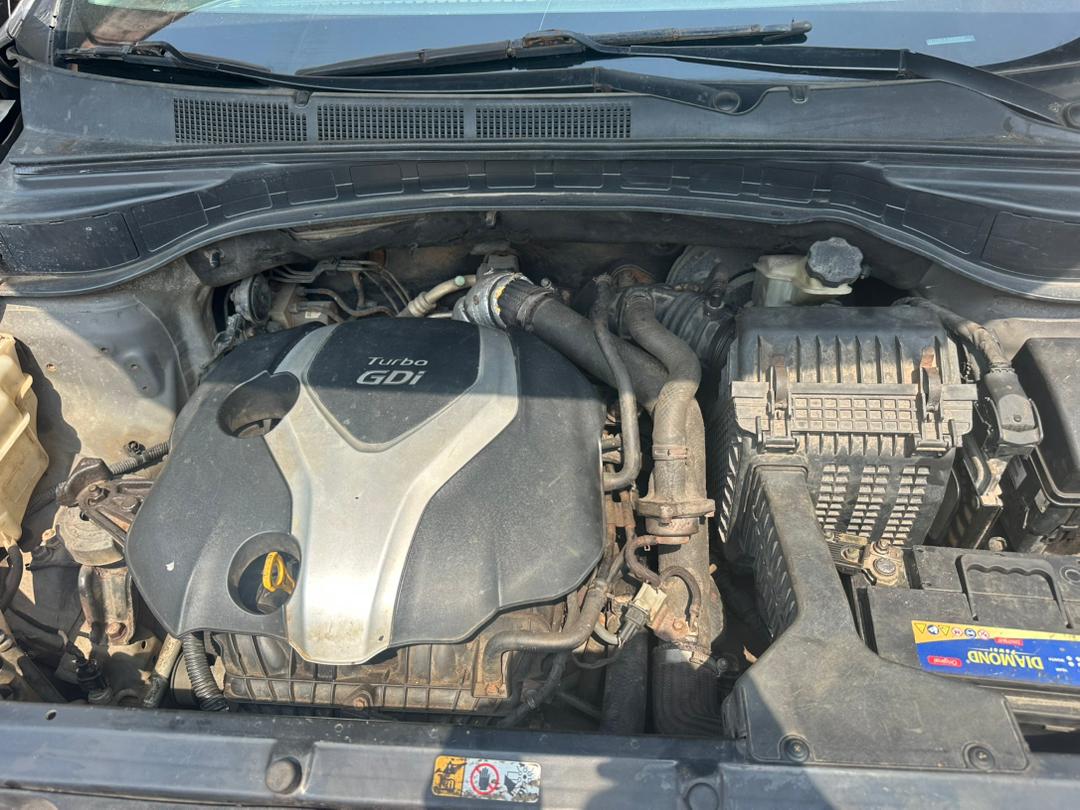 HYNDAI SANTAFE 
ANNÉE.    2015 
CLIMATISATION 
BOITE AUTO 
MOTEUR ESSENCE 
SIÈGE.  EN. CUIR 
CAMÉRA DE RECUL 
DEMARAGE A BOUTON 
DOUBLE TOIT PANORAMIQUE 
PRIX : 4,5 millions 
COM 300