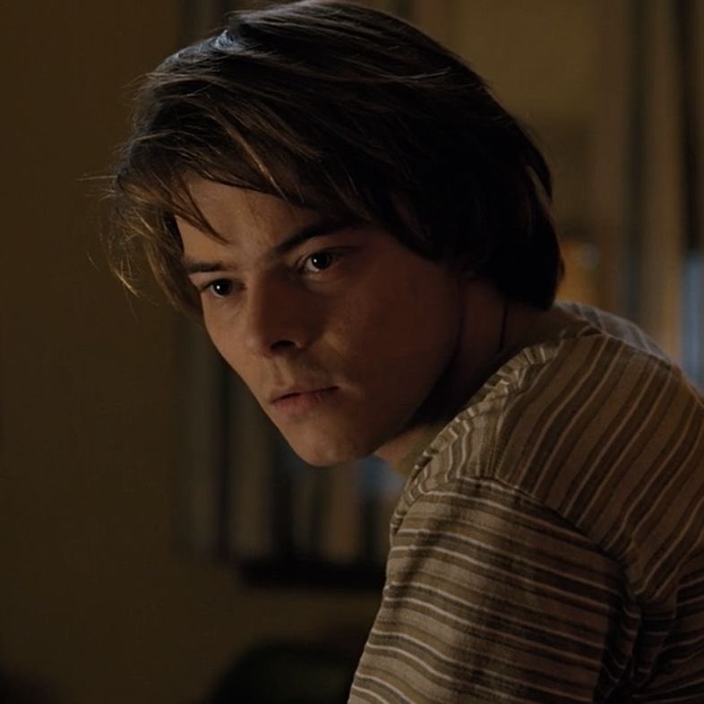 he kinda look like jonathan byers wth