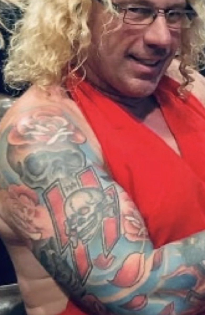 bazyngaaa's tweet photo. @Albertopugilat Esta foto es real, no es lA. 
Mira su tatuaje. 
También puedes ir a su cuenta de Twitter @Tgirlcuda y ver que era seguidor de Nick Fuentes y Trump y creía en todo tipo de teorías de conspiración.
No me lo estoy inventando, buscad. https://t.co/SZ24BIJwiK