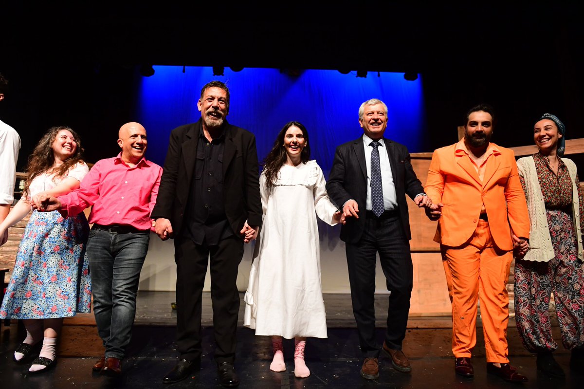 Bursa’mızın hatıralarda yaşayan ismi, sahnede yeniden hayat buldu.
"Deli Ayten" Müzikali’ni, Ahmet Vefik Paşa Tiyatrosu’nda sanatseverlerin yoğun ilgisi ve coşkulu alkışları eşliğinde sahneledik.  Bizlerle olan herkese teşekkürler. . 🎭