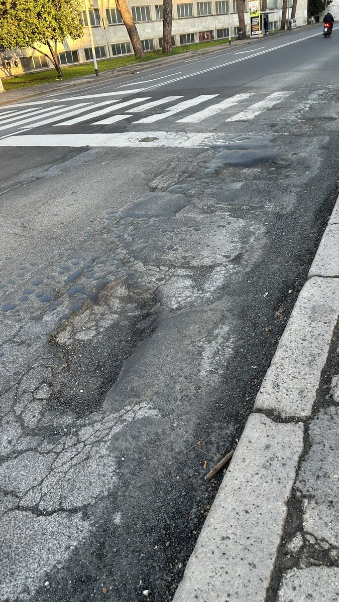 DiKallo's tweet photo. Caro @gualtierieurope @Roma sarebbe ill caso di ripristinare l’asfalto anche lato foro italico del Ponte della Musica. Condizioni del manto estremamente pericolose https://t.co/I1oPBVBiXP