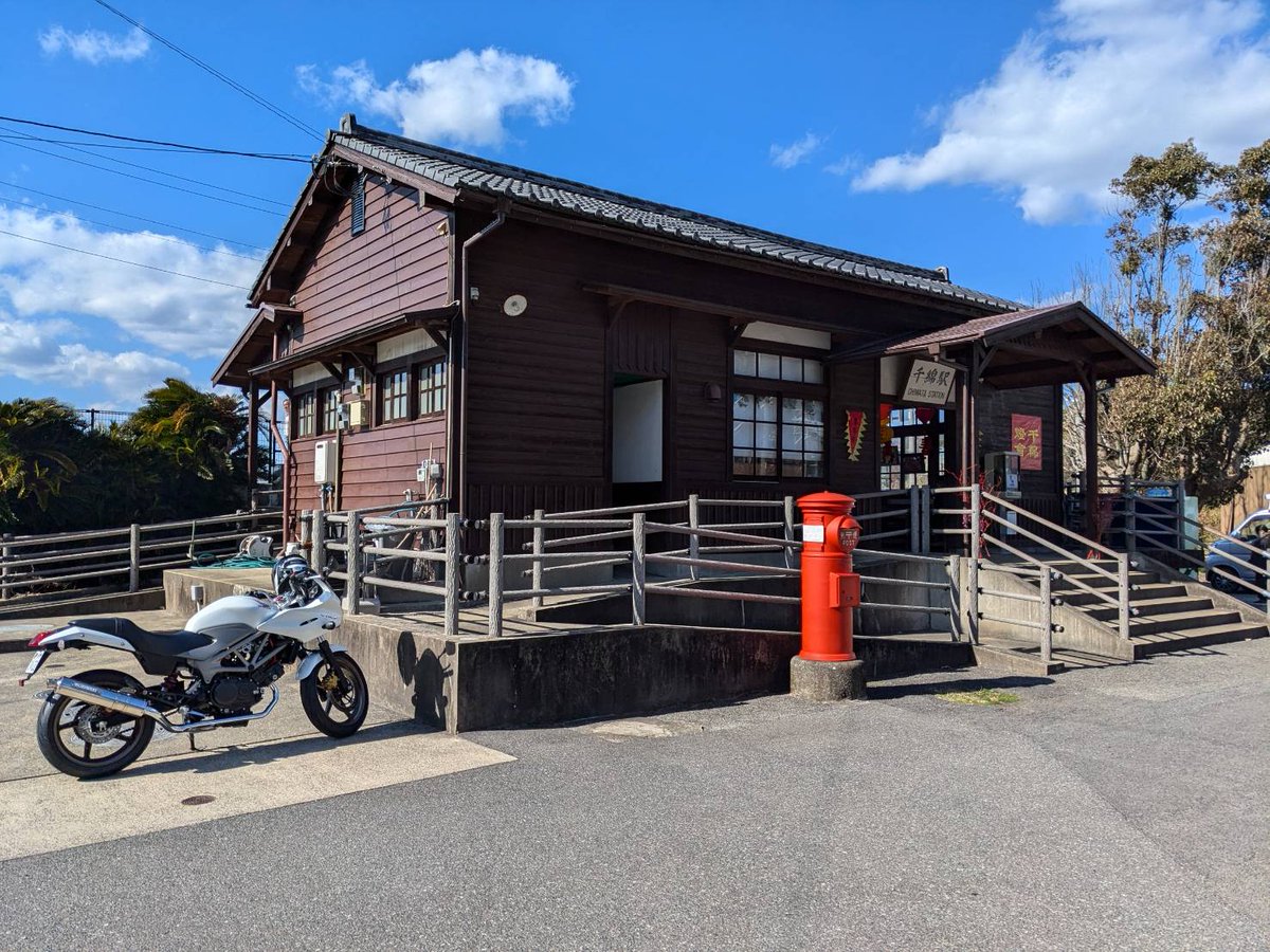 chirashi76's tweet photo. 冬眠から目覚めたくまモン号で今年初乗り🛵💨
同じ頃、奥方も今年の初乗りしてたみたい🏮
#クロスカブ110 #VTR250F https://t.co/30uIwN19NA