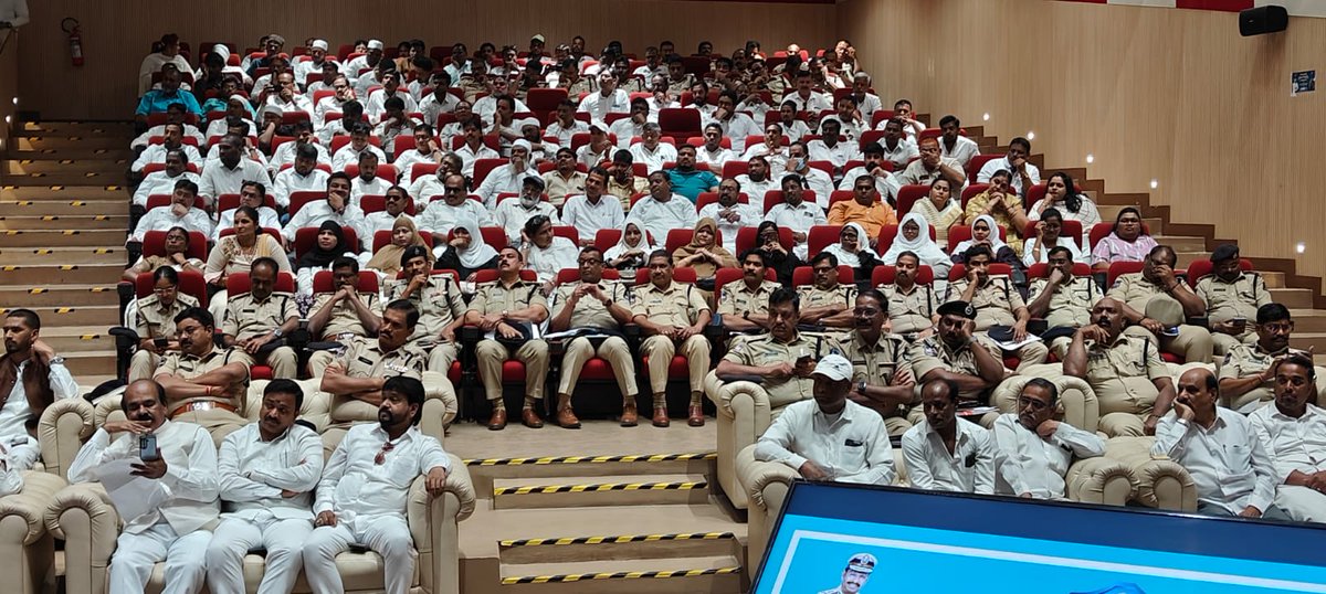 Mouzam_Ali_'s tweet photo. Yesterday Had A Meeting With Our #KOTHWAL @SajjanarVC Saheb Hyderabad City Police Commissioner, Additional Commissioner HCP IPS Tafseer Iqbal Sahab & Entire @hydcitypolice DCP's, Additional DCP's, ACP's & SHO's Of All Zones & Peace Committee Member's Of All Zones Were Attended. https://t.co/ysAsXJZuhN
