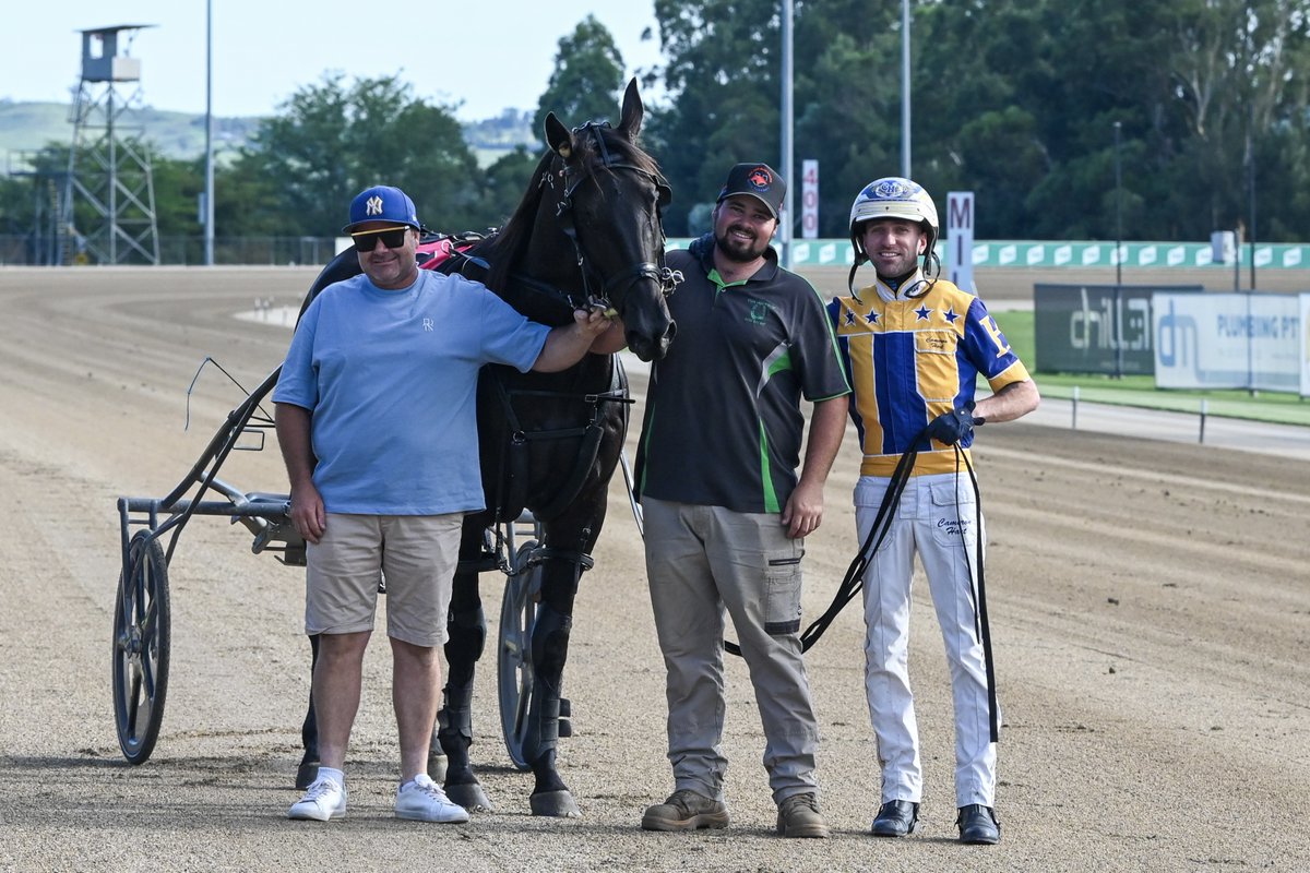 ClubMenangle's tweet photo. Cameron Hart makes it a driving treble.🔥🥇

Partnering the @chrisjudd999 trained Montalbano, Cam bought up his third win of the day as they took out the @FlyIRT Your Horse Our Passion Pace. Montalbano recorded a mile of 1.52.5.

#ClubMenangle https://t.co/o0LJjvEGkl