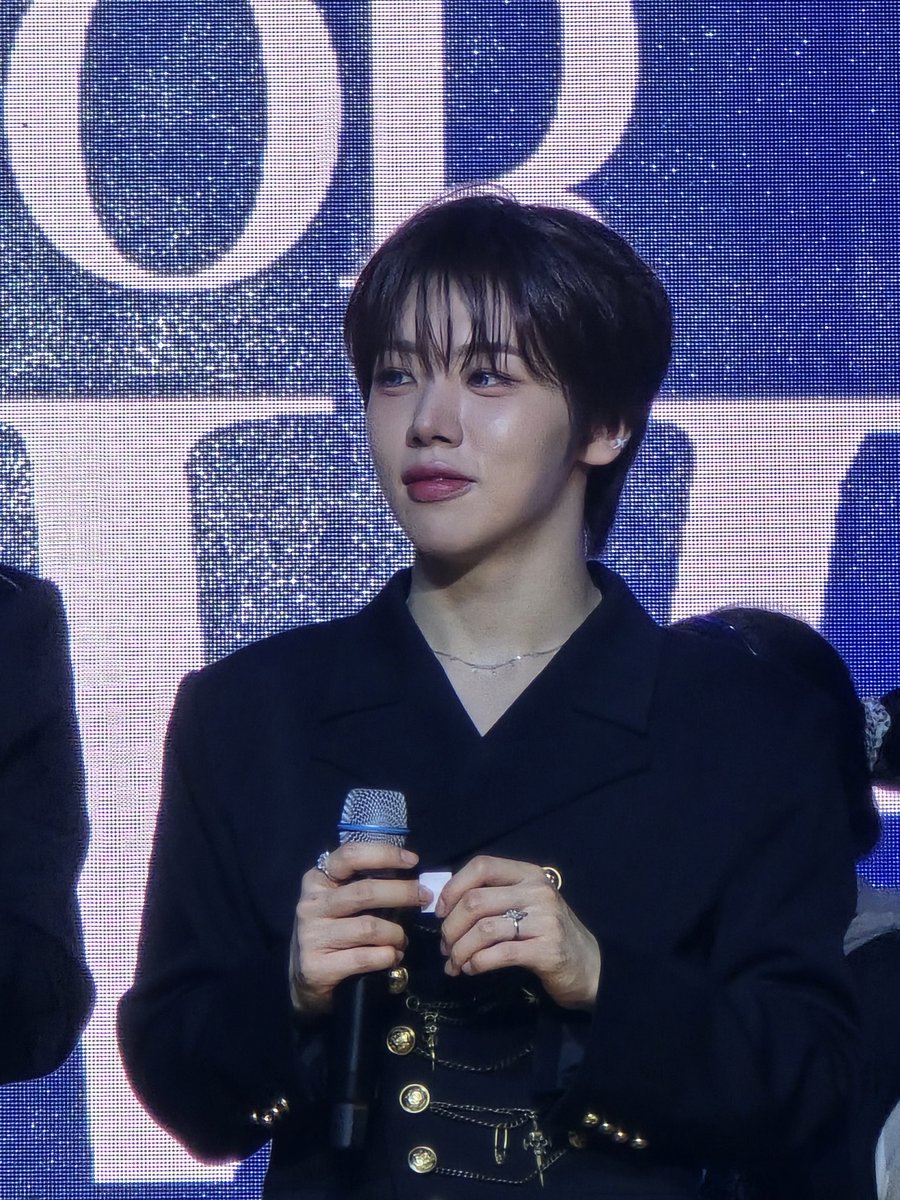 AHOF members with their super insane visuals!! 1pm show edition