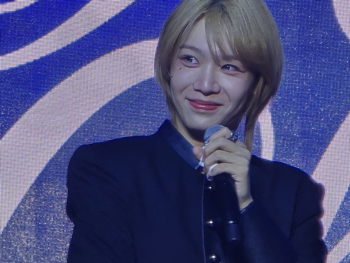 AHOF members with their super insane visuals!! 1pm show edition