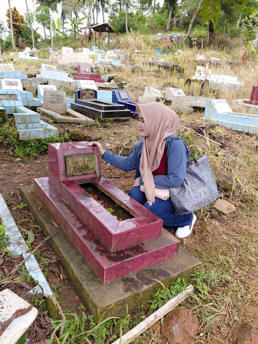 vir_mut's tweet photo. ❣️❣️ pertama kalinya berdua nyekar ke makam bapak. Biasanya slalu sendiri skrng aku ditemenin pak. https://t.co/K5c7m944CC