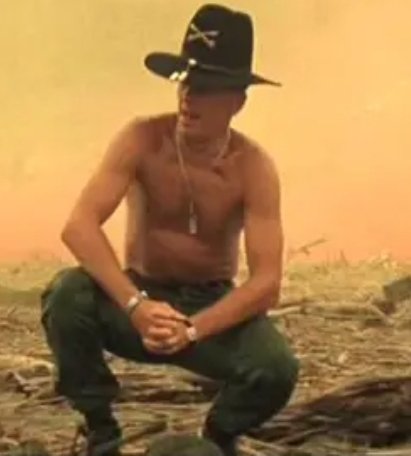 Leyendo esta mañana a la culerada, recuerdo una de las frases más icónicas del cine, dicha por Robert Duvall, uno de los más grandes, que nos dejó hace sólo 2 días:

"Me encanta el olor del napalm por las mañanas"