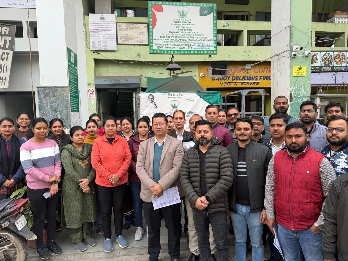 भारतीय खाद्य निगम, मंडल कार्यालय, जालंधर में आयोजित स्वच्छता पखवाड़ा के अंतर्गत 17.02.2026 को अधिकारियों एवं कर्मचारियों द्वारा स्वच्छता शपथ ग्रहण की गई।
सभी ने स्वच्छता बनाए रखने, स्वच्छ व्यवहार अपनाने तथा अपने कार्यस्थल एवं आसपास के क्षेत्र को स्वच्छ रखने का संकल्प लिया। 
#FCI