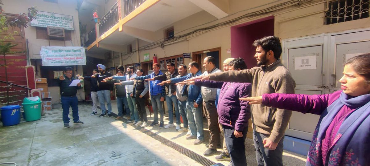 आज दिनांक 17.02.2026 को भारतीय खाद्य निगम, मंडल कार्यालय श्रीनगर (ग) में मंडल प्रबंधक महोदय द्वारा स्वच्छता पखवाड़ा 2026 के अवसर पर स्वच्छता की शपथ दिलाई गई। जिसमें स्वच्छ और स्वस्थ भारत के निर्माण का संकल्प लिया।