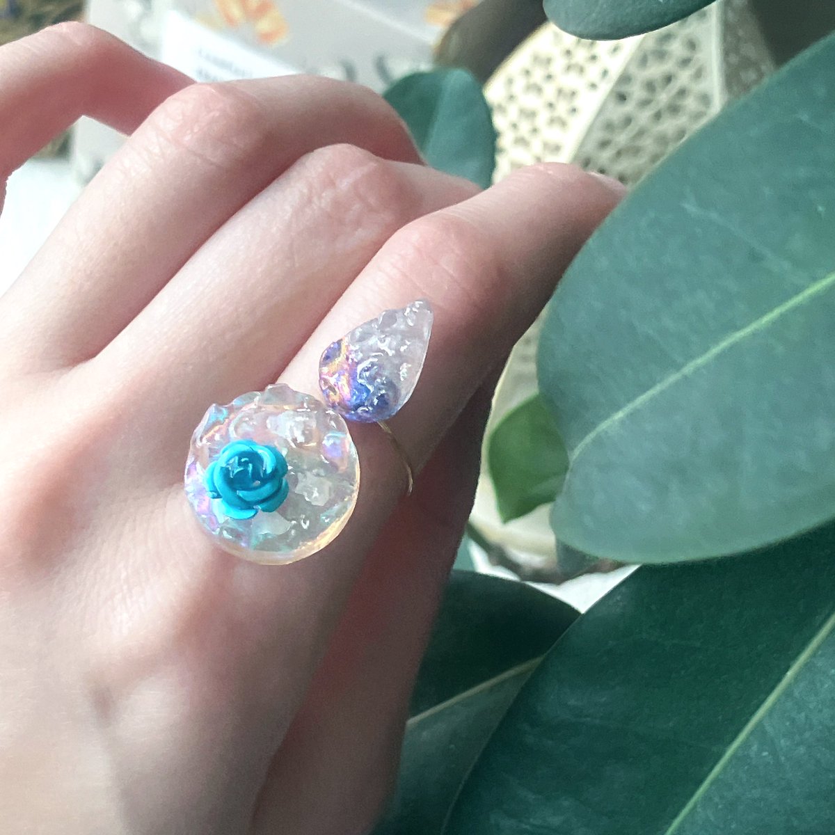 とみ鶴さんの素敵な指輪をいただいてしまいました𓏸꙳ ☽ 𓈒
繊細な色のニュアンスや波打つ表情が素敵です✨✨

とっても嬉しいです！ありがとうございます😊