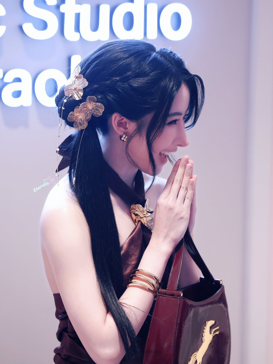 Golden details for a golden heart YOKO STUNS AT HM