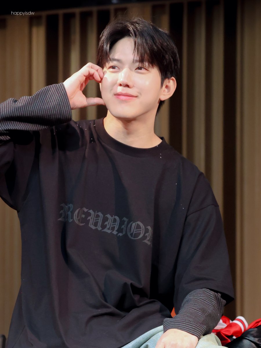happyisdw's tweet photo. 250920 뮤코 #도운 #윤도운 #데이식스 https://t.co/cMCTl93Xxb