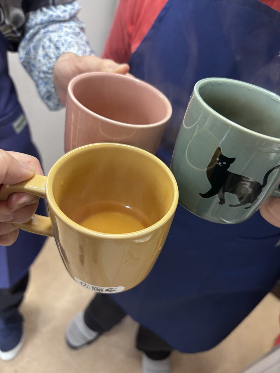 新月のおティーはハーブ茶だった。
さとうハーブ茶好き。
給湯室で
今日ちょっとメイク濃いんじゃない
とか
御局様のブラジャーの位置高すぎだよね
とか
係長の悪口とか
出入り業者の悪口とか言ってみる人生ではなかったなー
と、思いながらお台所でハーブ茶を飲む
ほぼ悪口人生かい

みずがめ座新月ね