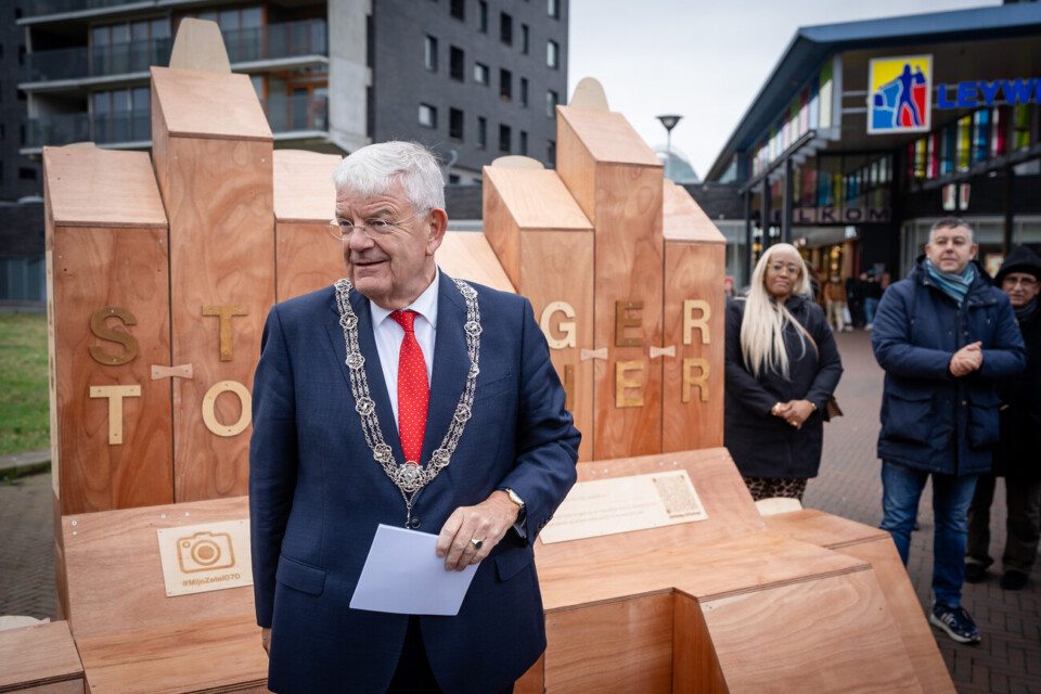 Reuzenstoelen vragen aandacht voor gemeenteraadsverkiezing -  regionieuws.tv/2026/02/17/reu…