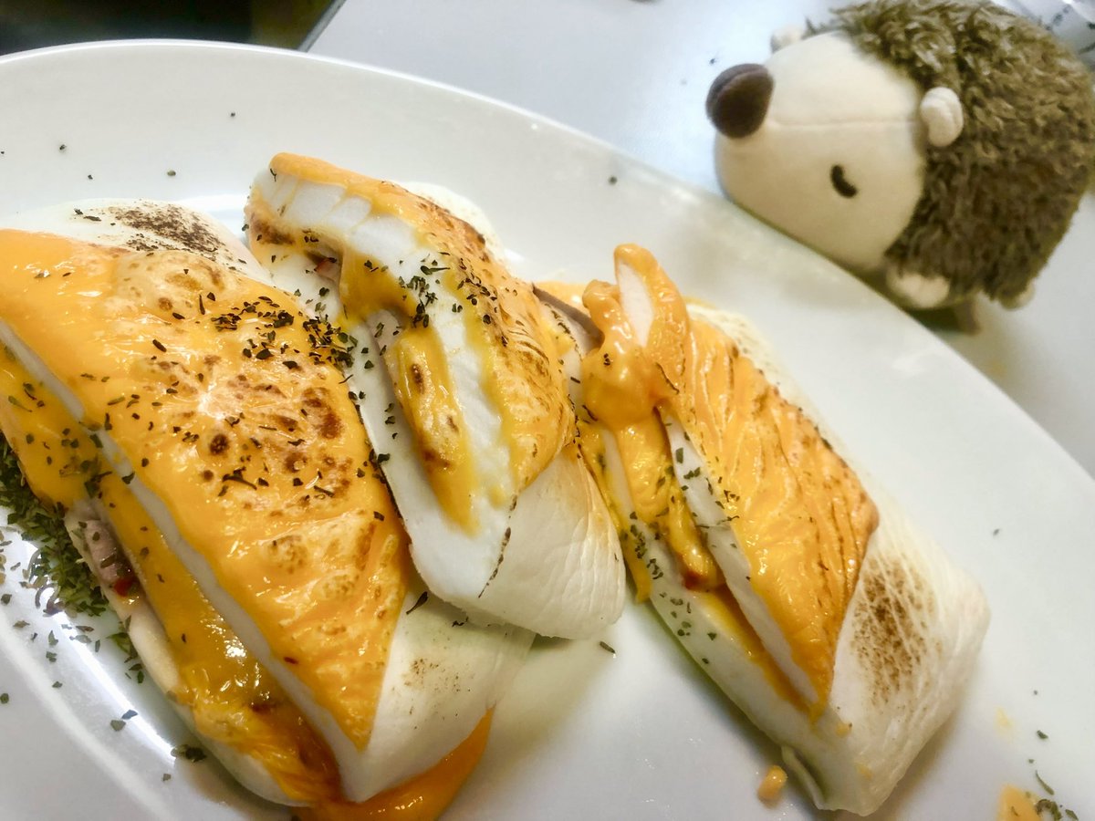 GoodjobFumifumi's tweet photo. お昼配信ありがとうございましたー👨‍🍳
朝ごはんがてら作った
「チーズにおぼれる はんぺんムッシュ」

思いつきだけどこれがまた良かった‼️
簡単なのでレシピ⬇️
是非おぼれて～🧀✨

魚のすり身とチーズなので低糖質・高タンパクで健康的👍
 #拡散希望 
 #飯テロちゃんねる  #おうちごはん https://t.co/rJ9MLGCnZM
