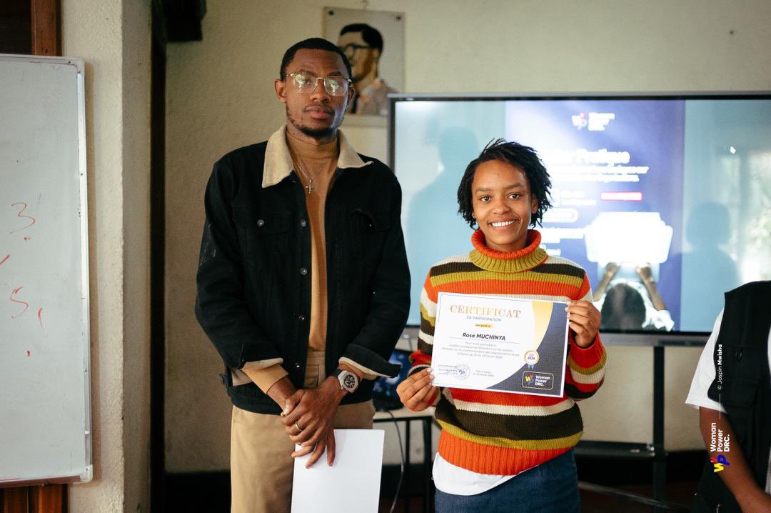 AndrMushamalir1's tweet photo. Moment fort : le couronnement des participants par des certificats de participation, symbole d’engagement et d’excellence. Après le renforcement des capacités en communication des organisations féminines, entrepreneurs et étudiants de Goma.
#Leadership #Communication #Goma #WPDRC https://t.co/uNlqGQkOYF