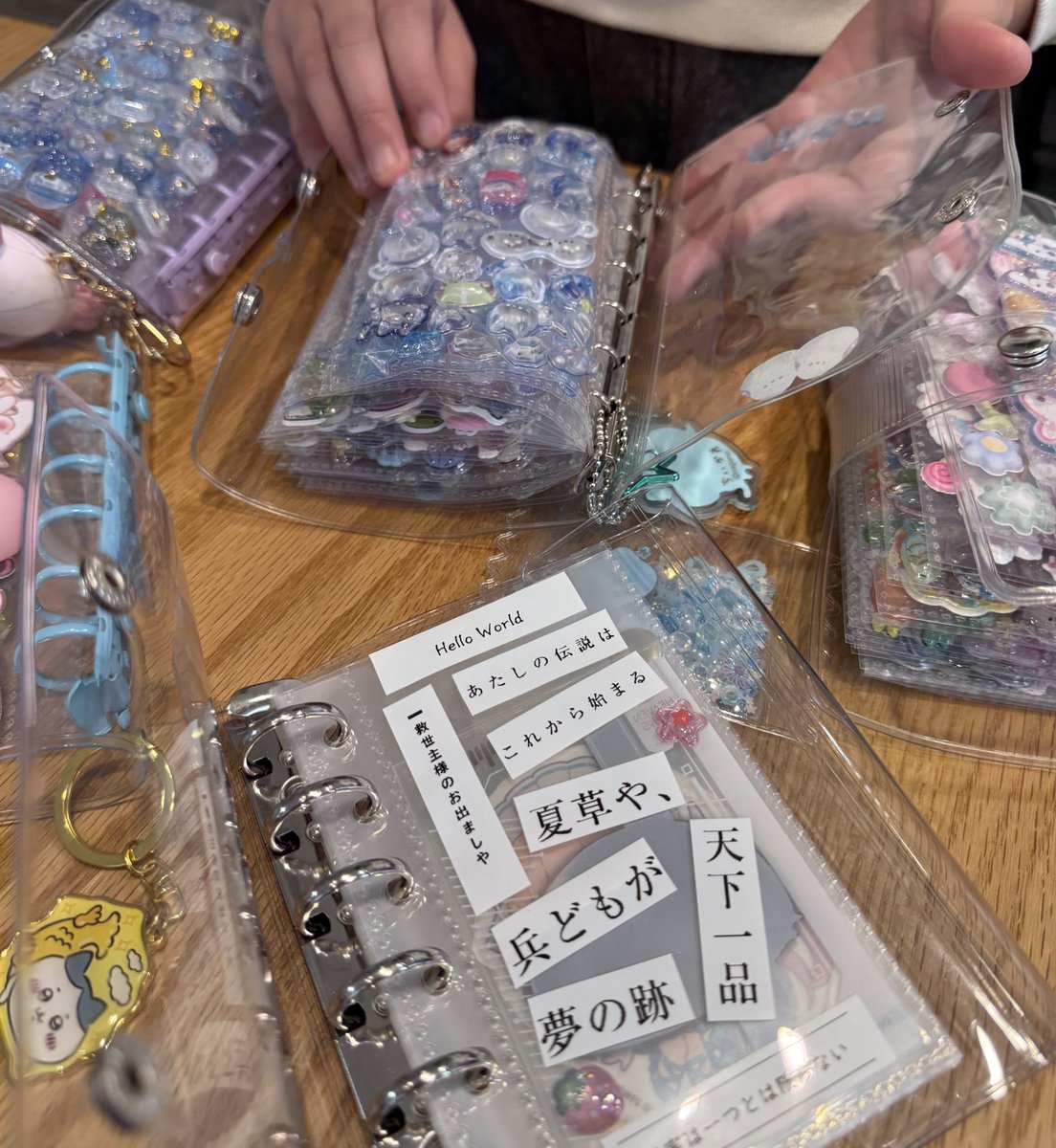 うふふっ♡娘と今流行りのシール交換中♡どれもいらんって言われるっ( ´థ౪థ)♡