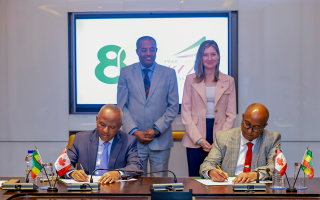 CanadaEthiopie's tweet photo. Discussions constructives de la SMA @cheryl_urban avec Ethiopian Airlines et signature du protocole d'accord sur le recyclage durable des déchets alimentaires. Renforçons notre relation commerciale bilatérale pour une prospérité mutuelle ! #DiversificationDuCommerce https://t.co/DnSJVYHtw5