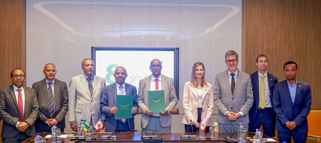 CanadaEthiopie's tweet photo. Discussions constructives de la SMA @cheryl_urban avec Ethiopian Airlines et signature du protocole d'accord sur le recyclage durable des déchets alimentaires. Renforçons notre relation commerciale bilatérale pour une prospérité mutuelle ! #DiversificationDuCommerce https://t.co/DnSJVYHtw5