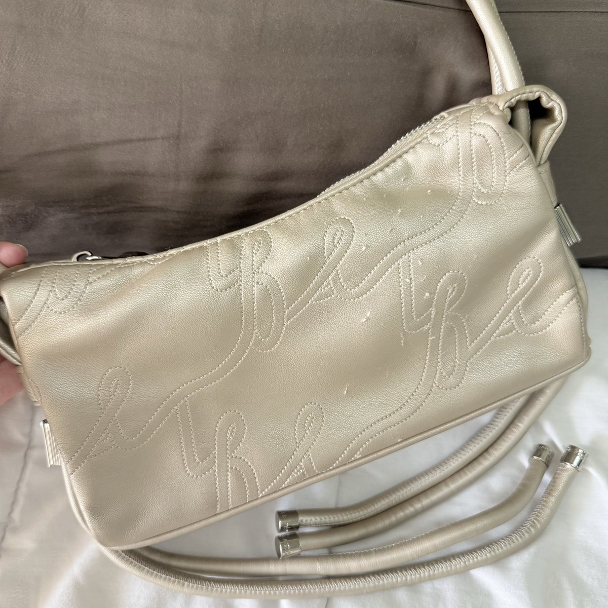 littlecloudnin1's tweet photo. ✨👜 a treasure box : Hobo S สี flashlight 👜✨
📦อุปกรณ์การ์ด 
🏷ส่งต่อ : 1690 รวมส่ง
🧤used มีตำหนิหนักรอยเล็บแมวตรงตัวกระเป๋าหนึ่งด้าน อีกด้านไม่มีตำหนิ กับรอยใต้กระเป๋า

#atreasurebox #atreasureboxbag #ส่งต่อatreasurebox #atreasureboxส่งต่อ #ส่งต่อกระเป๋ามือ2 #ส่งต่อatb https://t.co/Mqo7mbuzUd