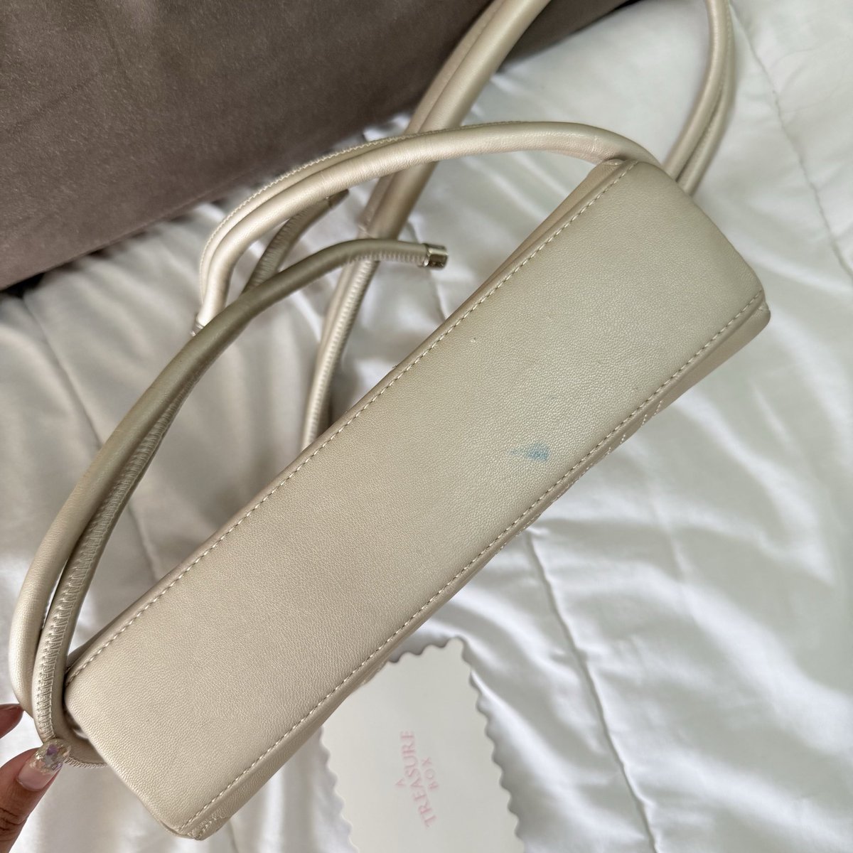 littlecloudnin1's tweet photo. ✨👜 a treasure box : Hobo S สี flashlight 👜✨
📦อุปกรณ์การ์ด 
🏷ส่งต่อ : 1690 รวมส่ง
🧤used มีตำหนิหนักรอยเล็บแมวตรงตัวกระเป๋าหนึ่งด้าน อีกด้านไม่มีตำหนิ กับรอยใต้กระเป๋า

#atreasurebox #atreasureboxbag #ส่งต่อatreasurebox #atreasureboxส่งต่อ #ส่งต่อกระเป๋ามือ2 #ส่งต่อatb https://t.co/Mqo7mbuzUd