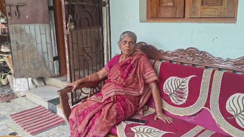 otvkhabar's tweet photo. #ପୋଲିସ_ଅଫିସରଙ୍କ_ମାଙ୍କ_ବେକରୁ_ଝାମ୍ପିନେଲେ
-ଭୁବନେଶ୍ୱର: ପୋଲିସ ଅଫିସରଙ୍କ ମା'ଙ୍କ ବେକରୁ ସୁନା ଚେନ୍ ଲୁଟ୍
-ଚନ୍ଦ୍ରଶେଖରପୁର ଥାନା ଅଞ୍ଚଳରେ ଭୋର୍ ସମୟରେ ଝାମ୍ପିନେଲେ
-ଲୁଟ୍ ସମୟର ଦୃଶ୍ୟ ସିସିଟିଭିରେ କଏଦ୍, ପୋଲିସର ତଦନ୍ତ
#Bhubaneswar #GoldChainSnatching #Chandrasekharpur #OdishaNews #CrimeInBhubaneswar #CCTVFootage #PoliceInvestigation #OTV