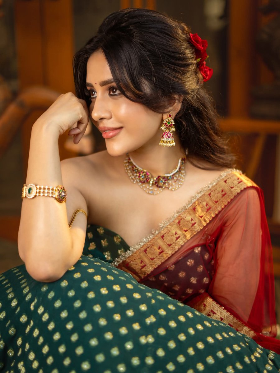 उलझनों ,
से कह दो जरा दूर ठहरें !

मेरा ,
महबूब मेरे करीब आ रहा है !!

#GoodAfterNoon ❤️✍️